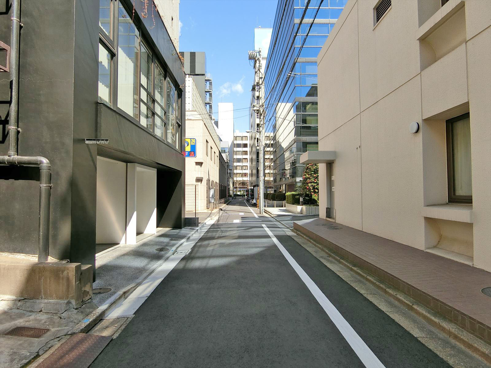 タカハシビル前面の通り