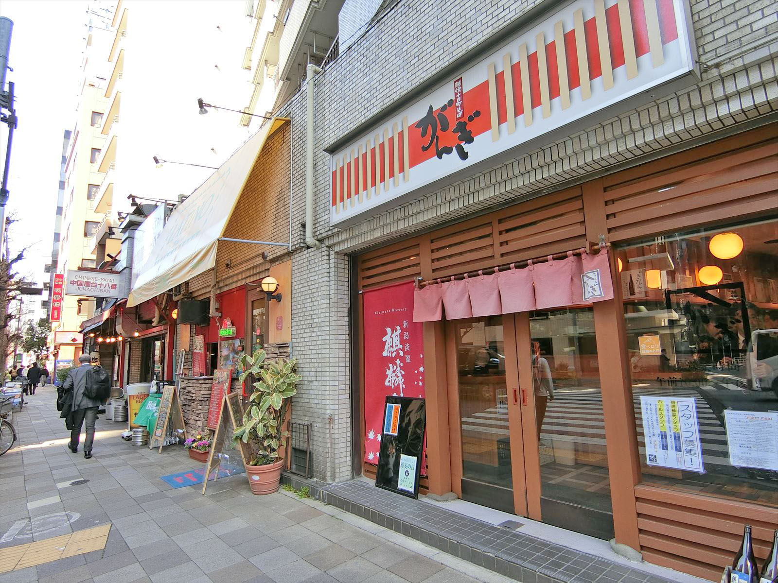 付近には飲食店が充実
