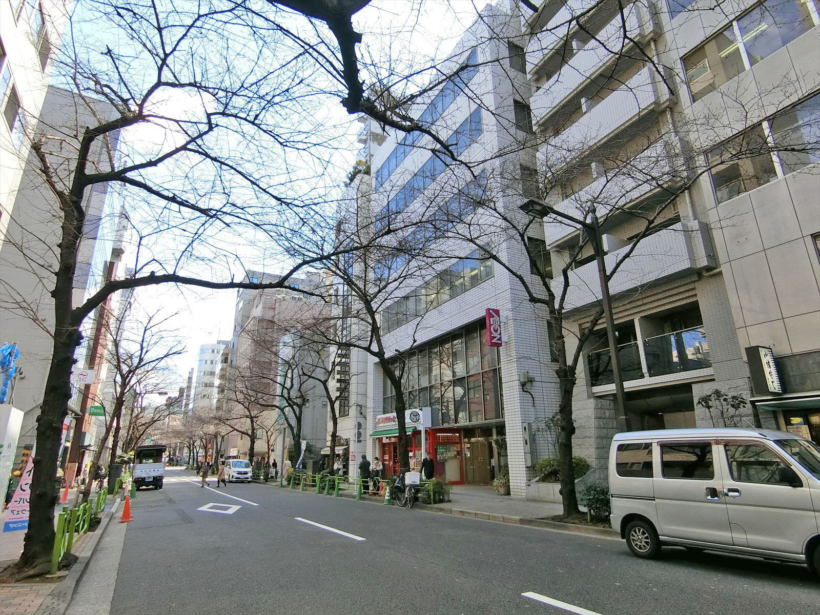 さくら通り沿いに立地