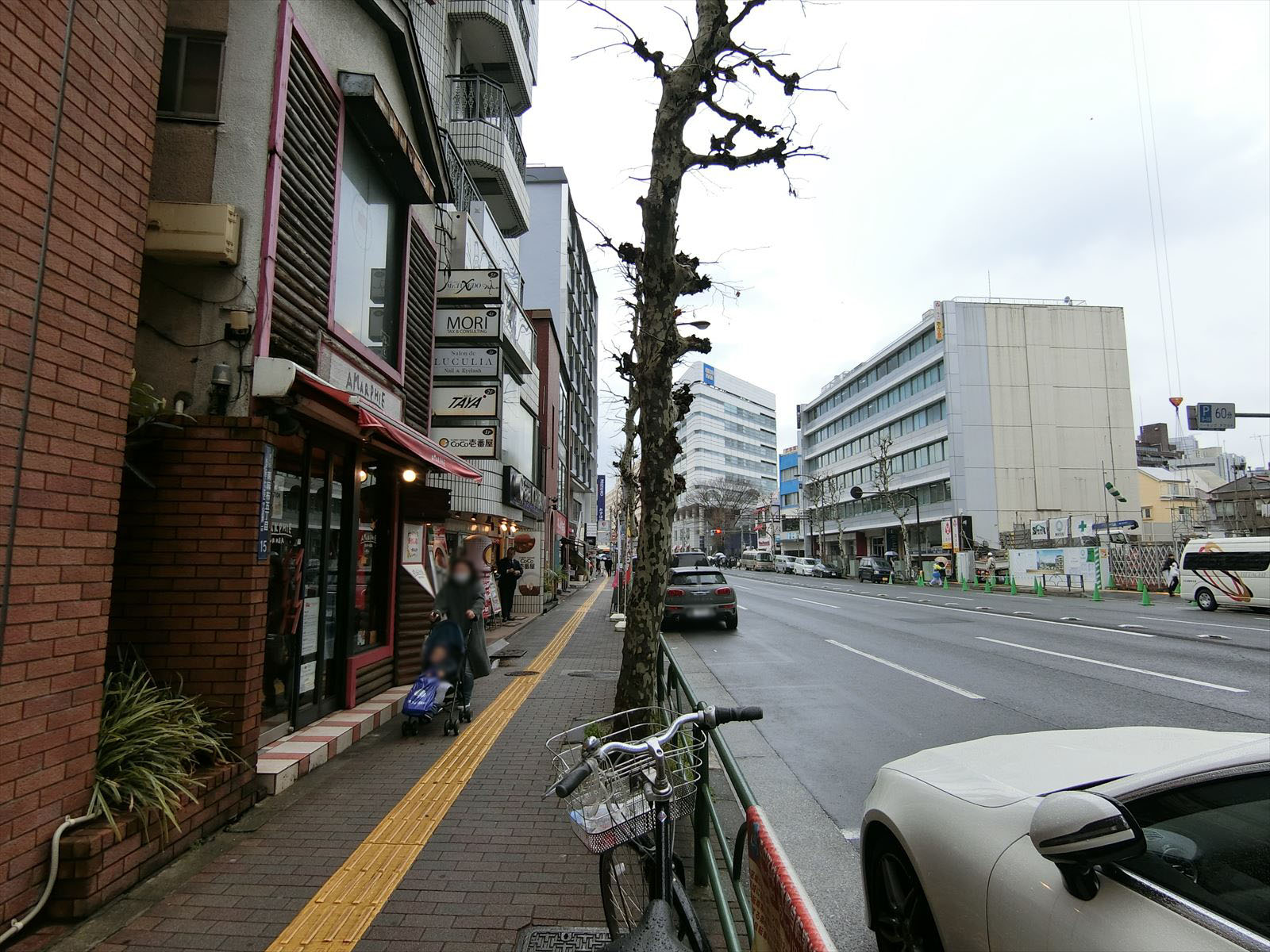前面の外苑西通り