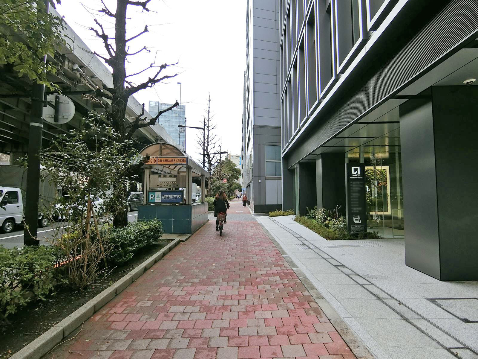 S-GATE日本橋本町前面の通り