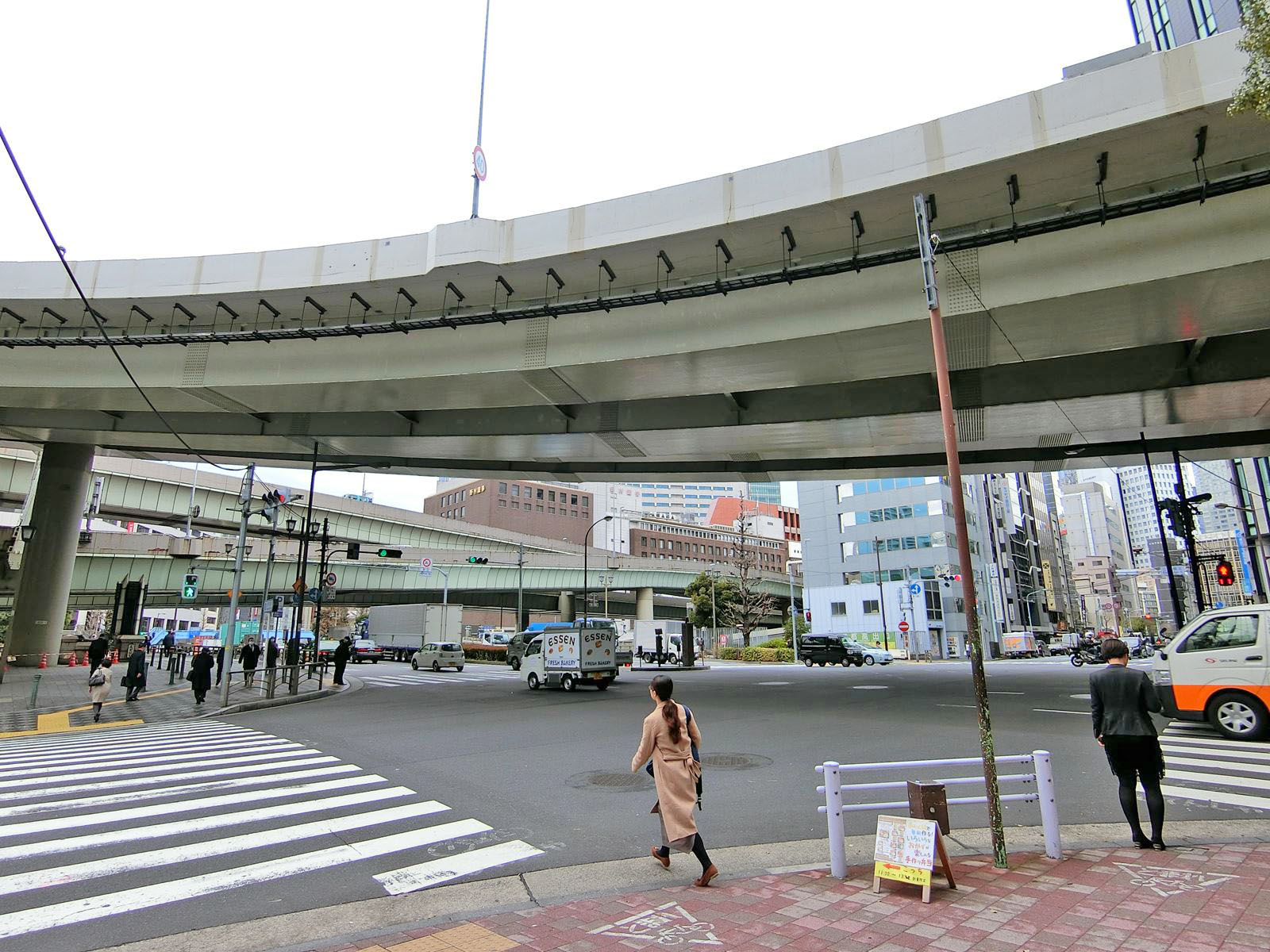 昭和通り沿いに立地