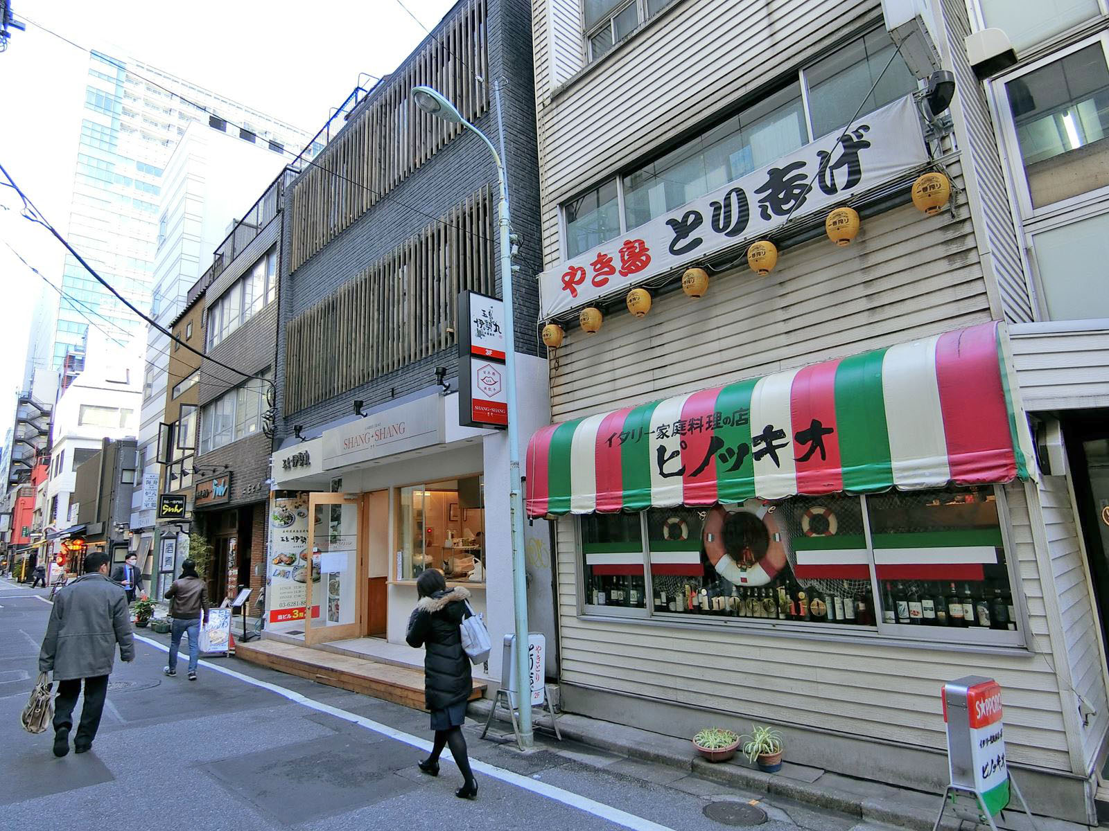 付近には飲食店が充実