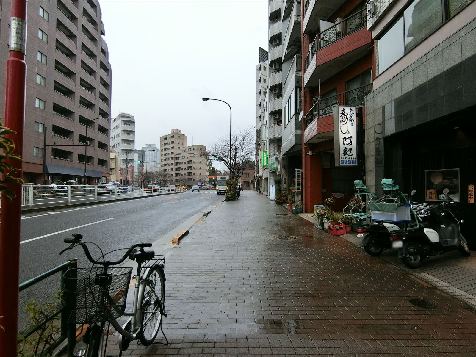 前面の明治通り