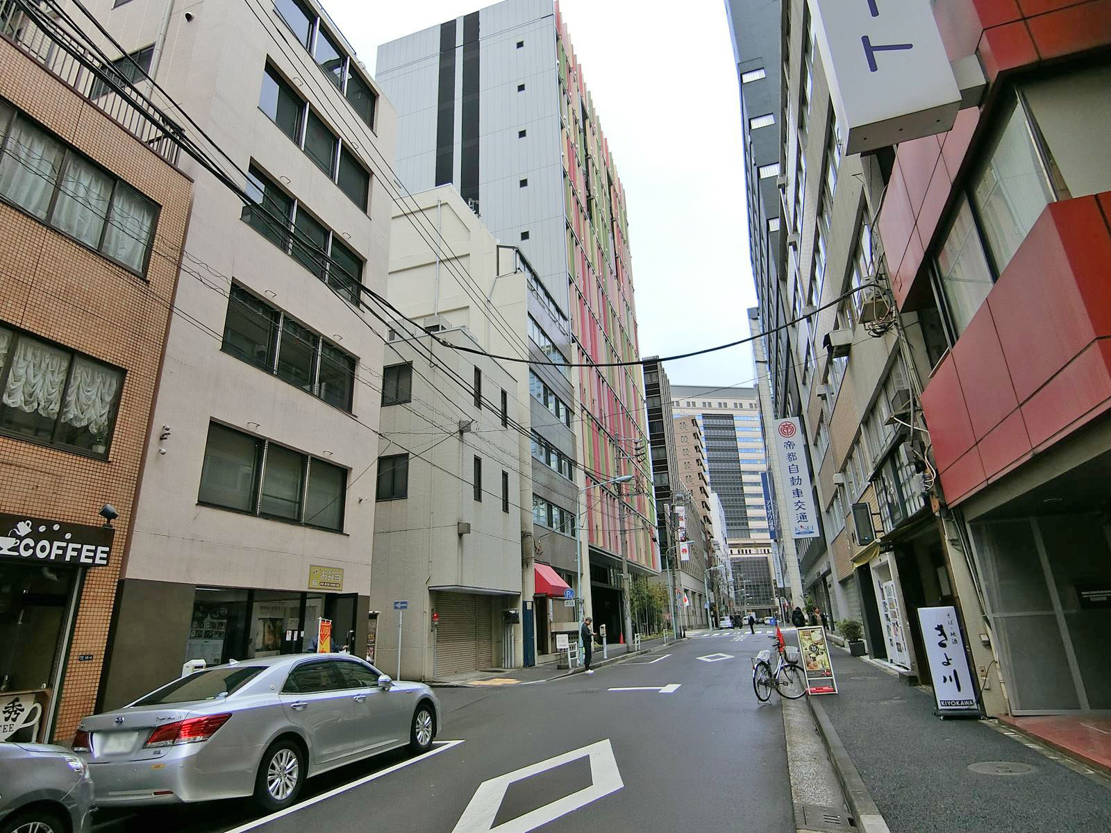 周辺はオフィスや店舗が多いエリア