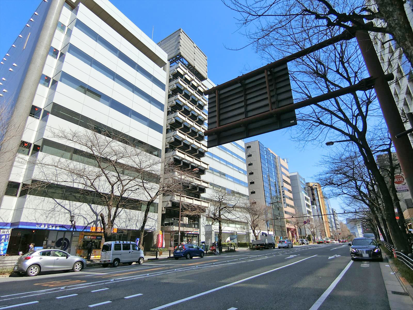 靖国通り沿いに立地