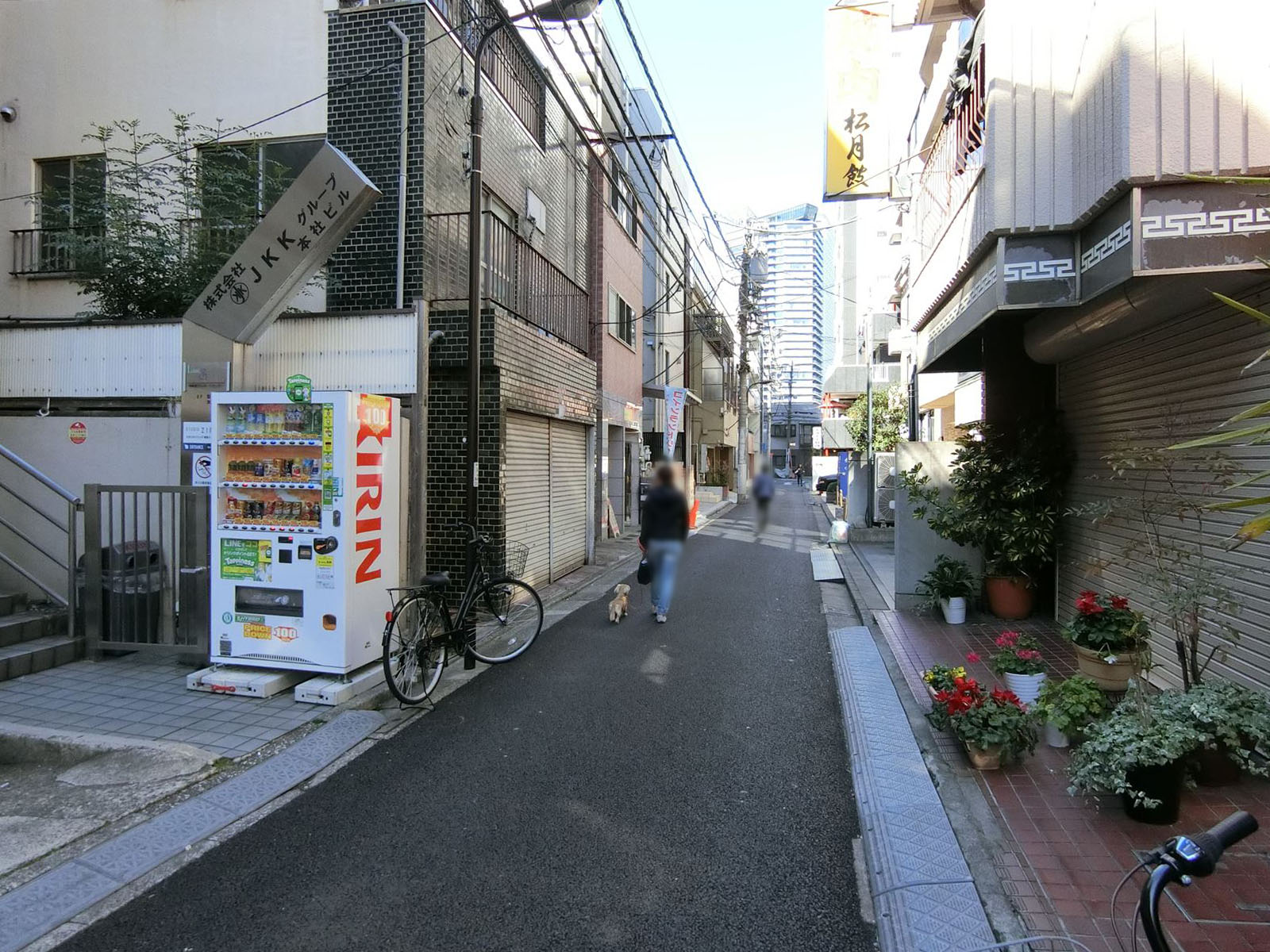 オフィスビル前面の通り