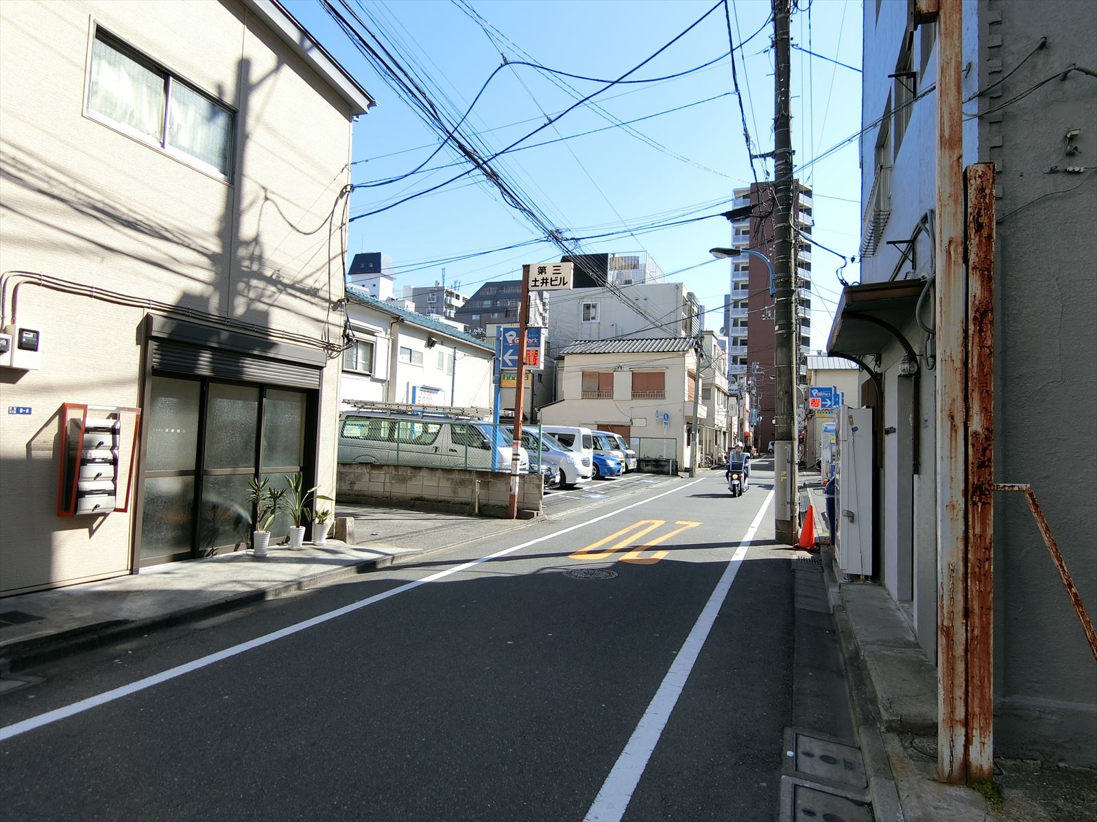 新宿第二松喜ビル前面の通り