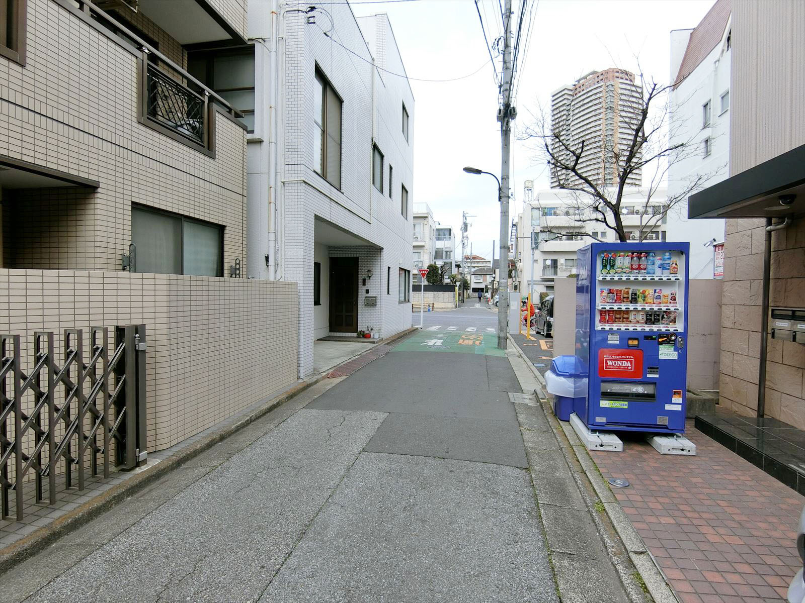 オフィスビル前面の通り