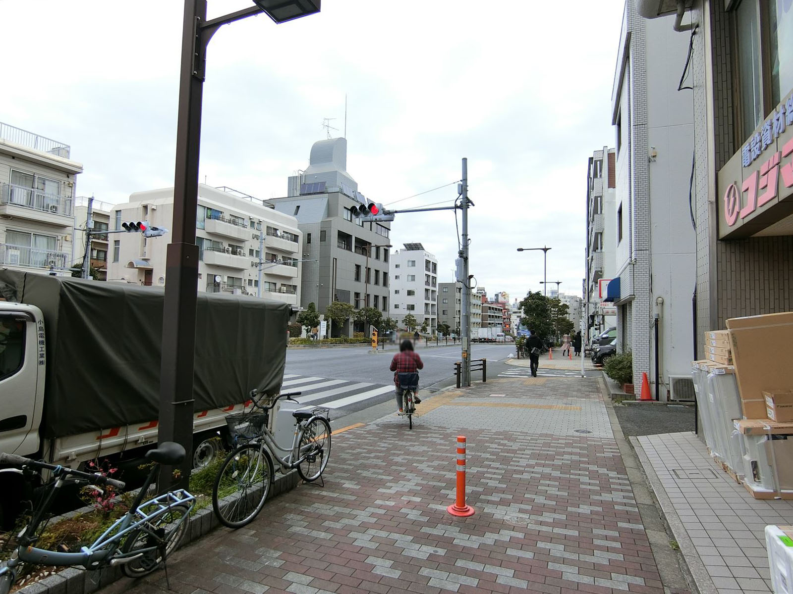 オフィスビル前面の通り