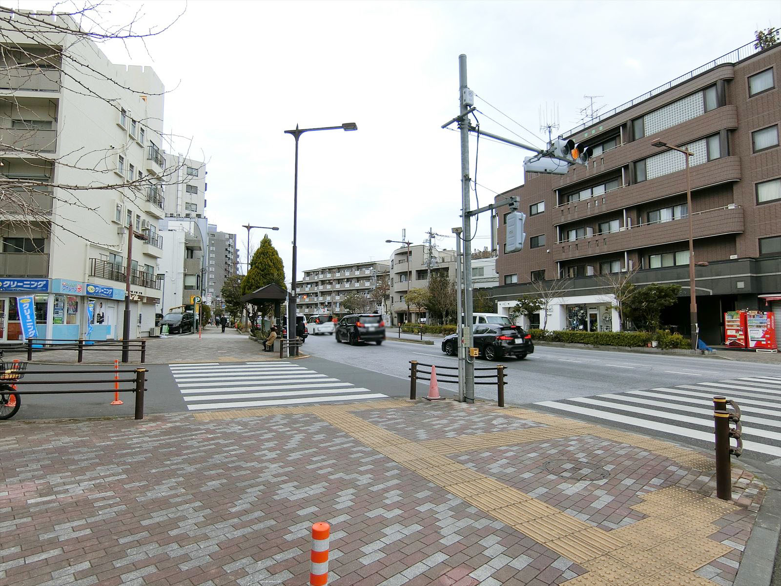 オフィスビル前面の通り