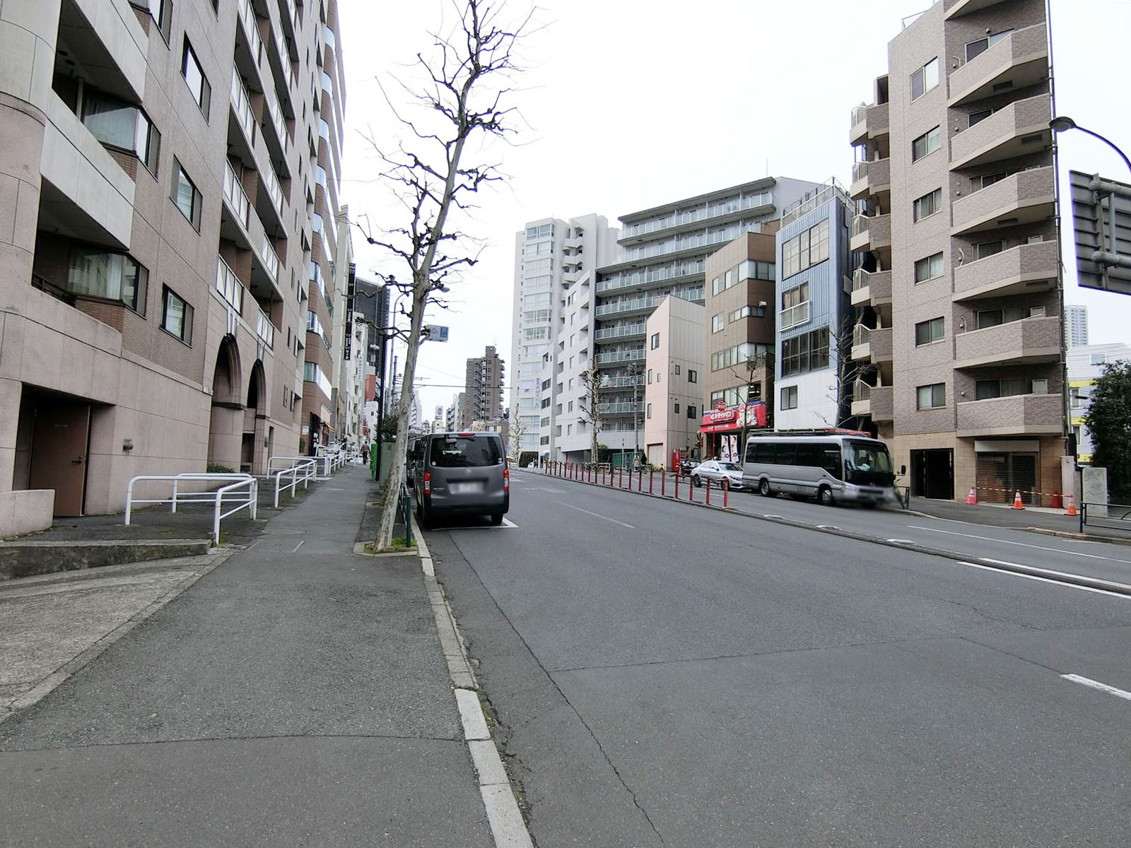 オフィスビル前面の通り
