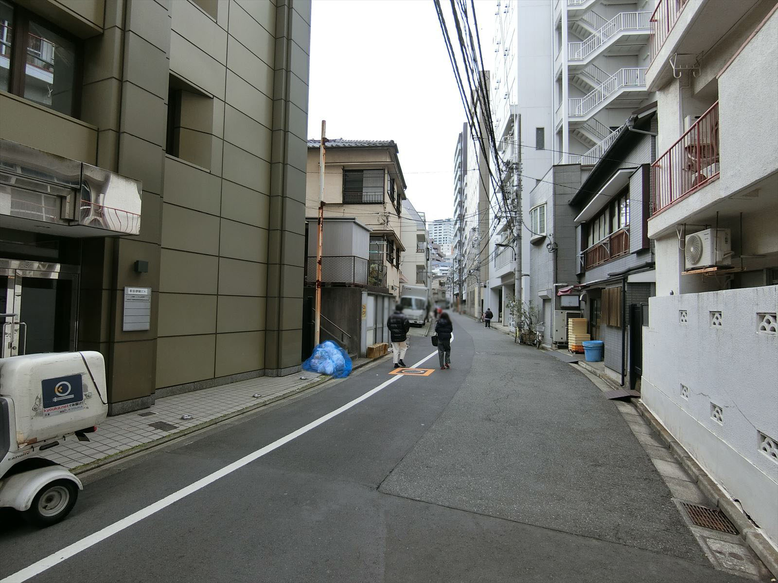 オフィスビル前面の通り