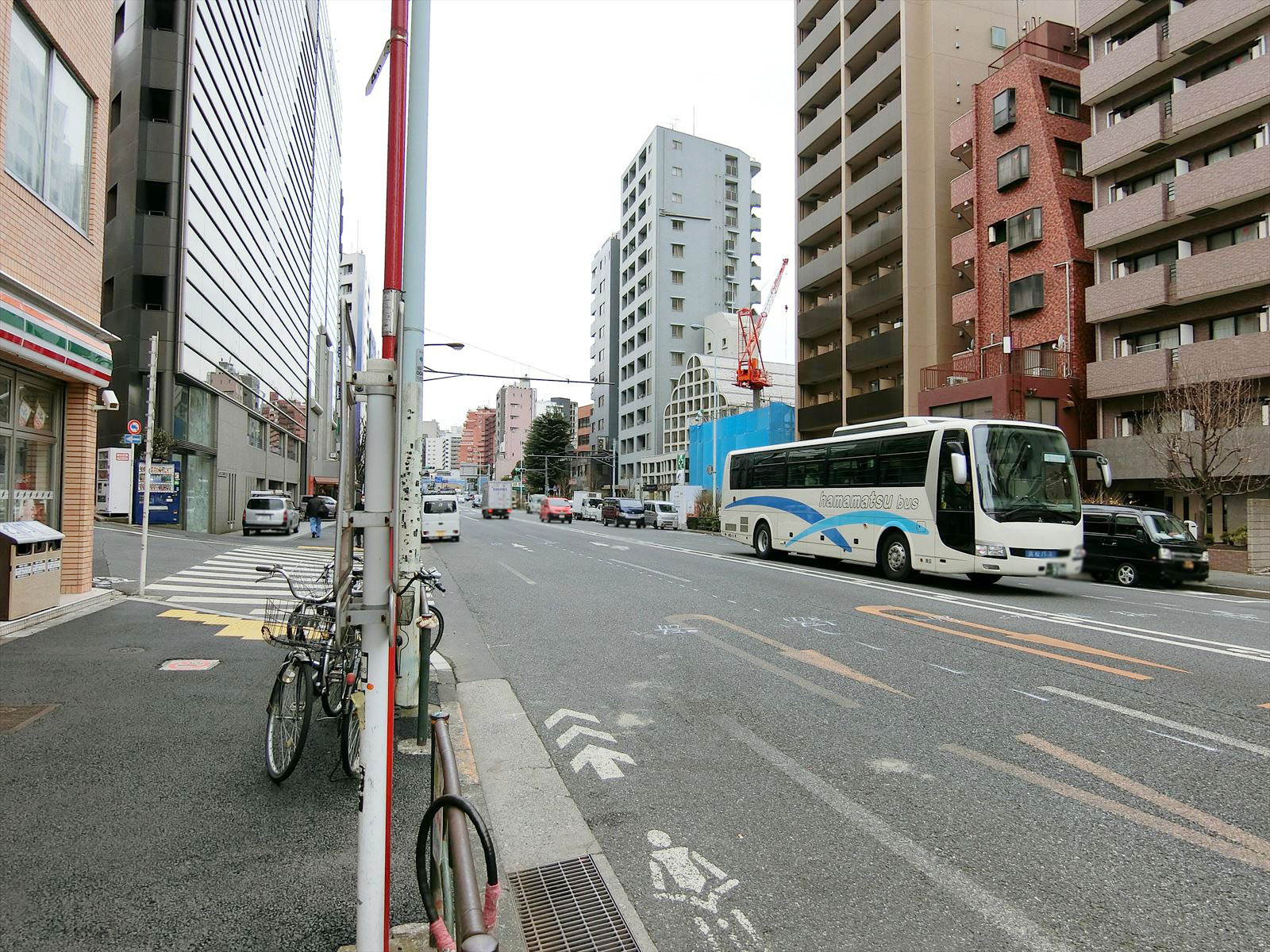 オフィスビル前面の通り