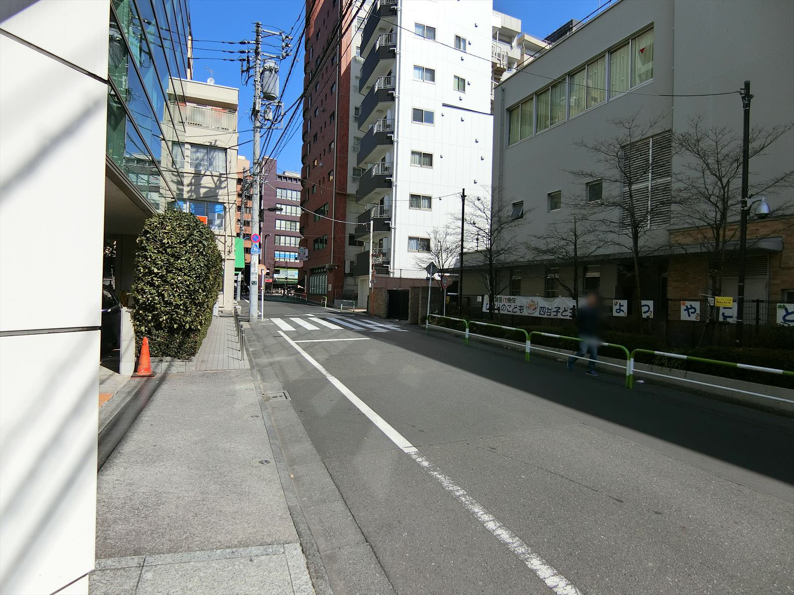 オフィスビル前面の通り