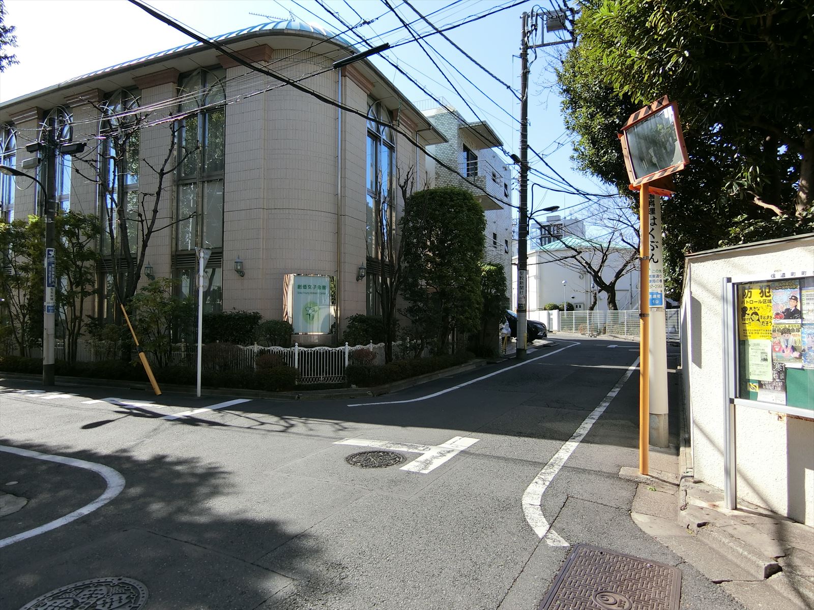 オフィスビル前面の通り