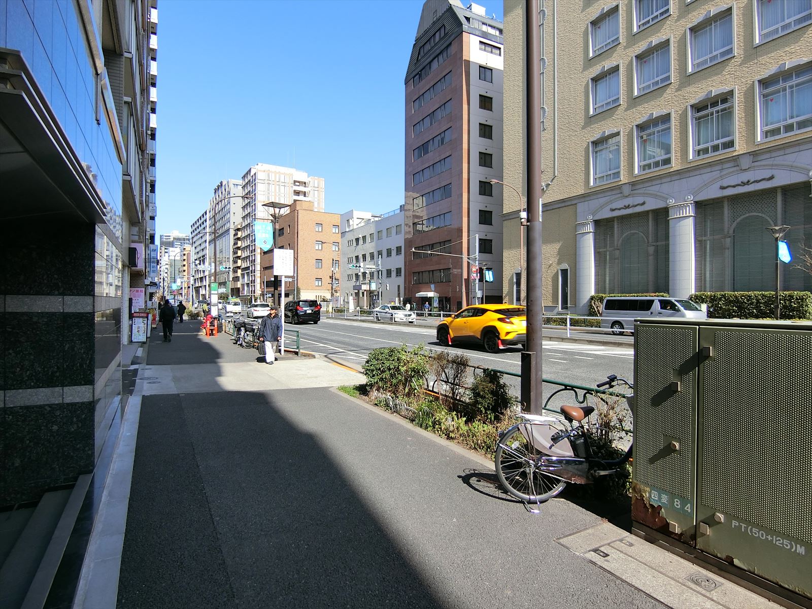 オフィスビル前面の通り