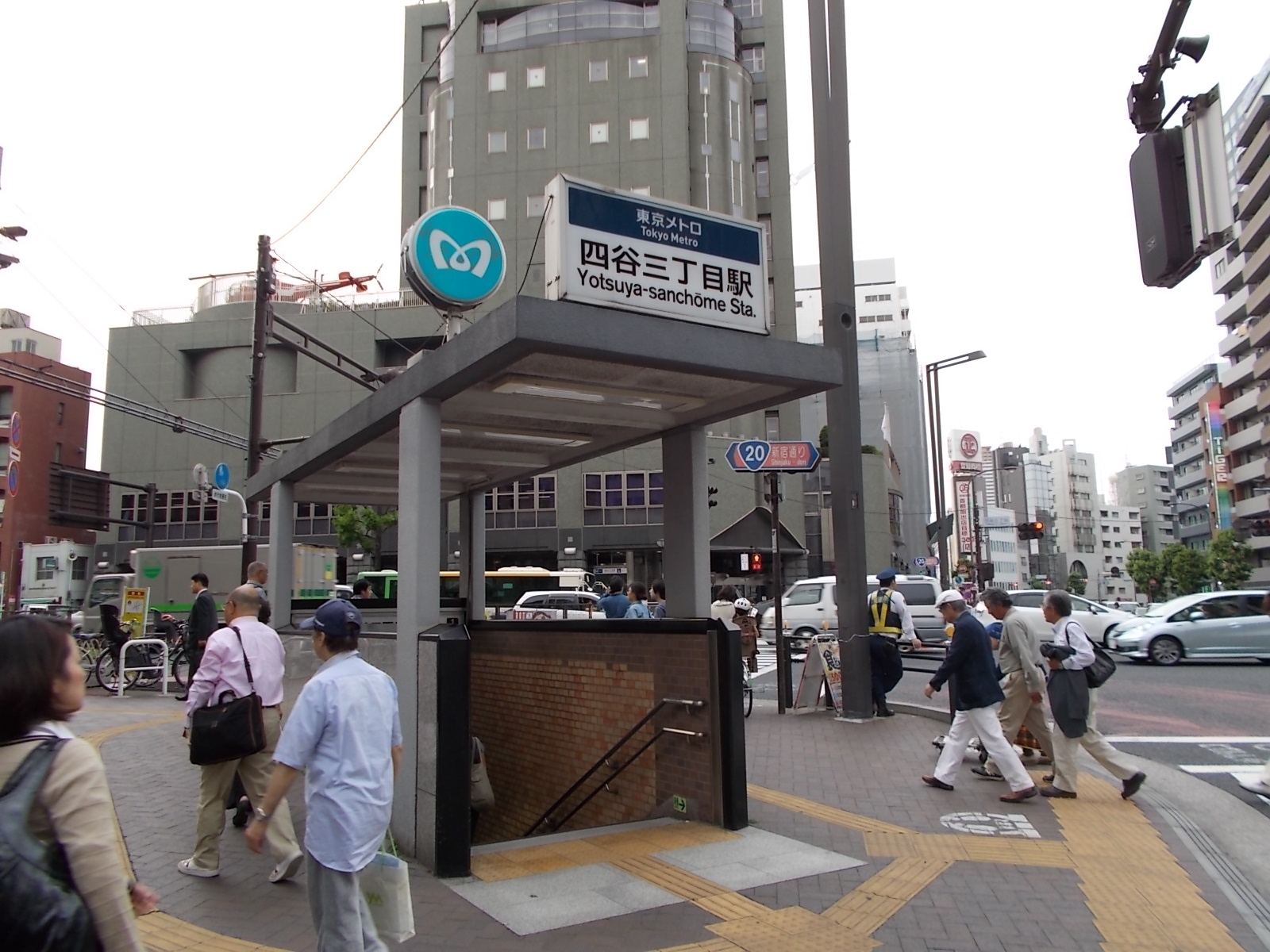 最寄りの「四谷三丁目駅」