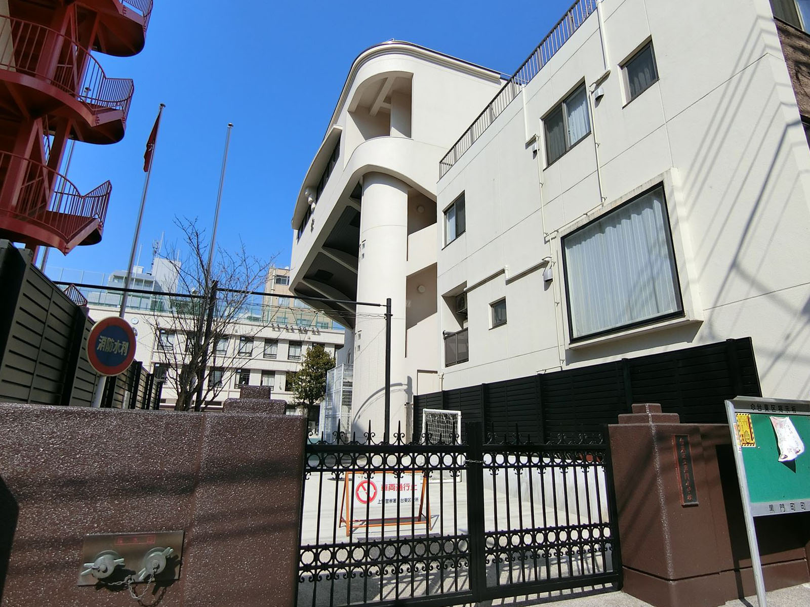 至近の台東区立黒門小学校
