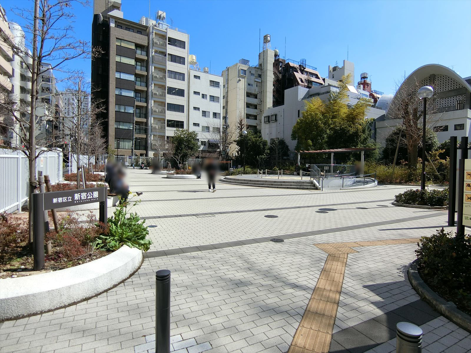 徒歩2分の新宿区立新宿公園