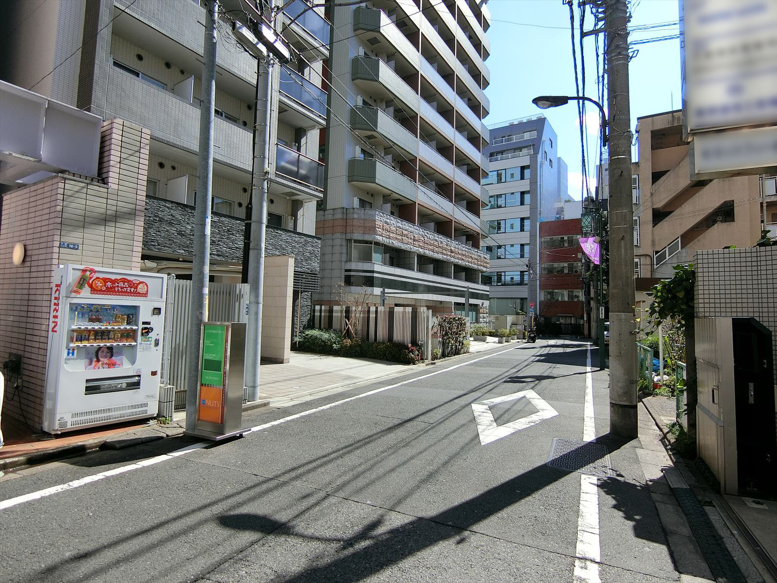オフィスビル前面の通り