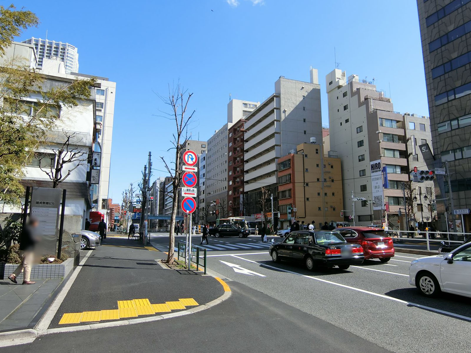 オフィスビル前面の通り