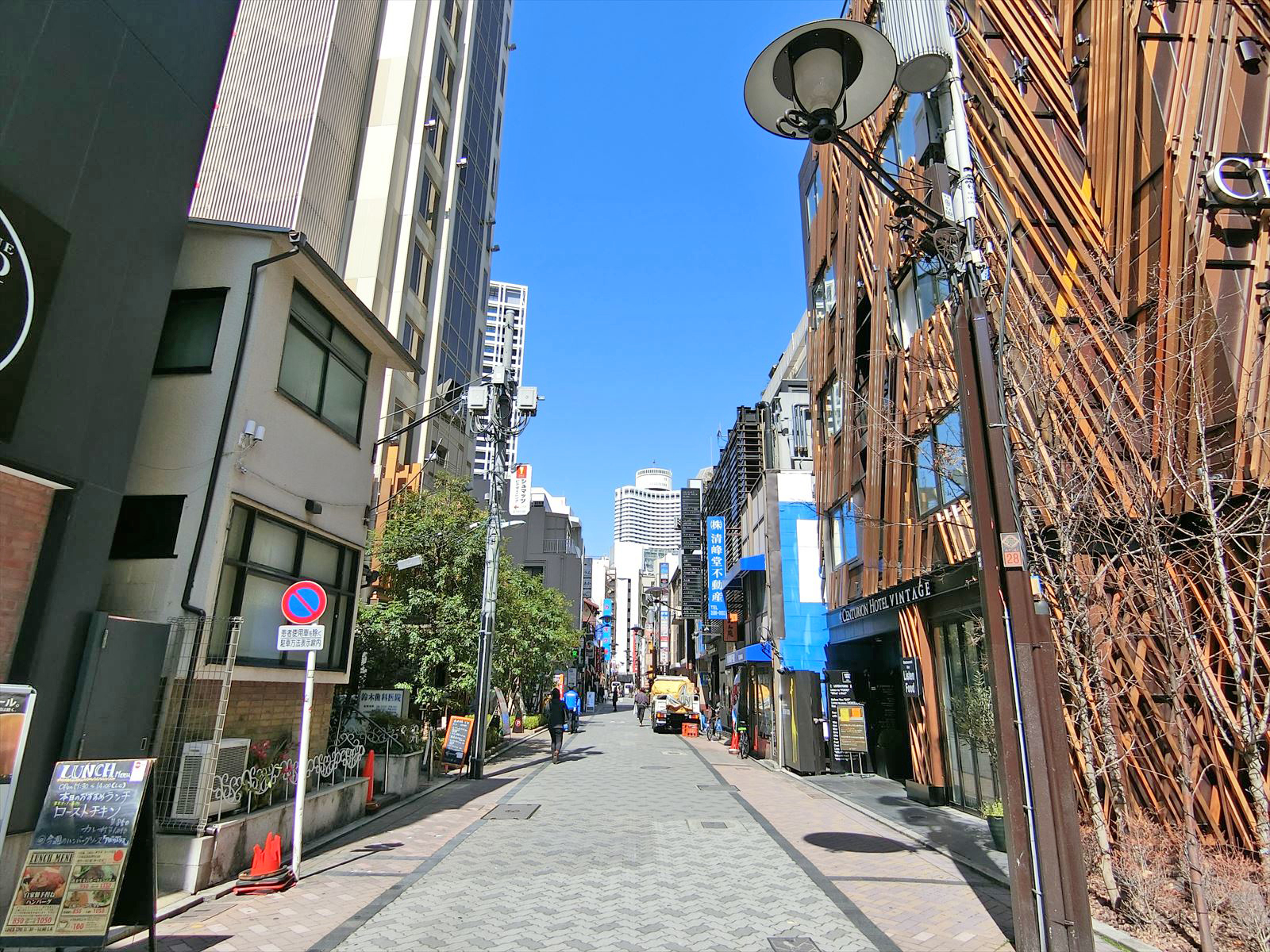 周辺は店舗やオフィスが多いエリア