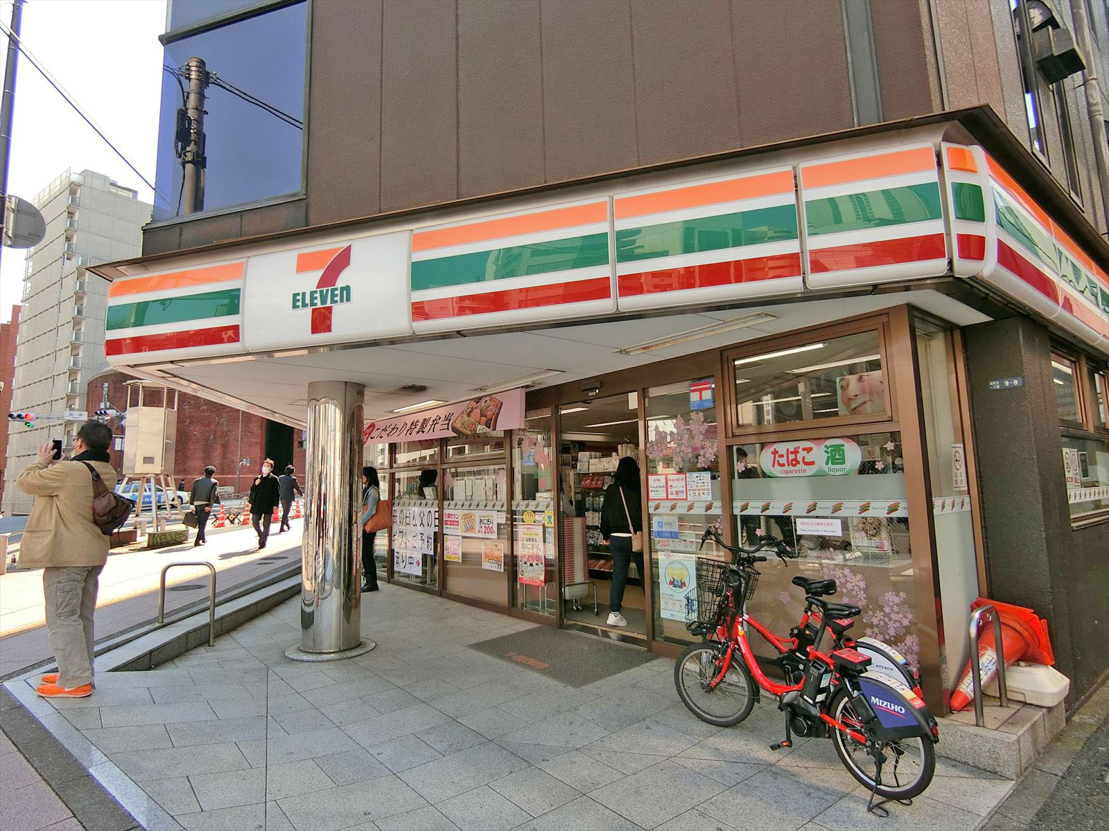 徒歩1分のセブンイレブン飯倉店