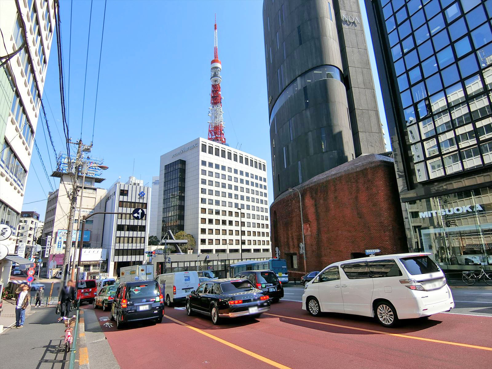 外苑東通り沿いに立地
