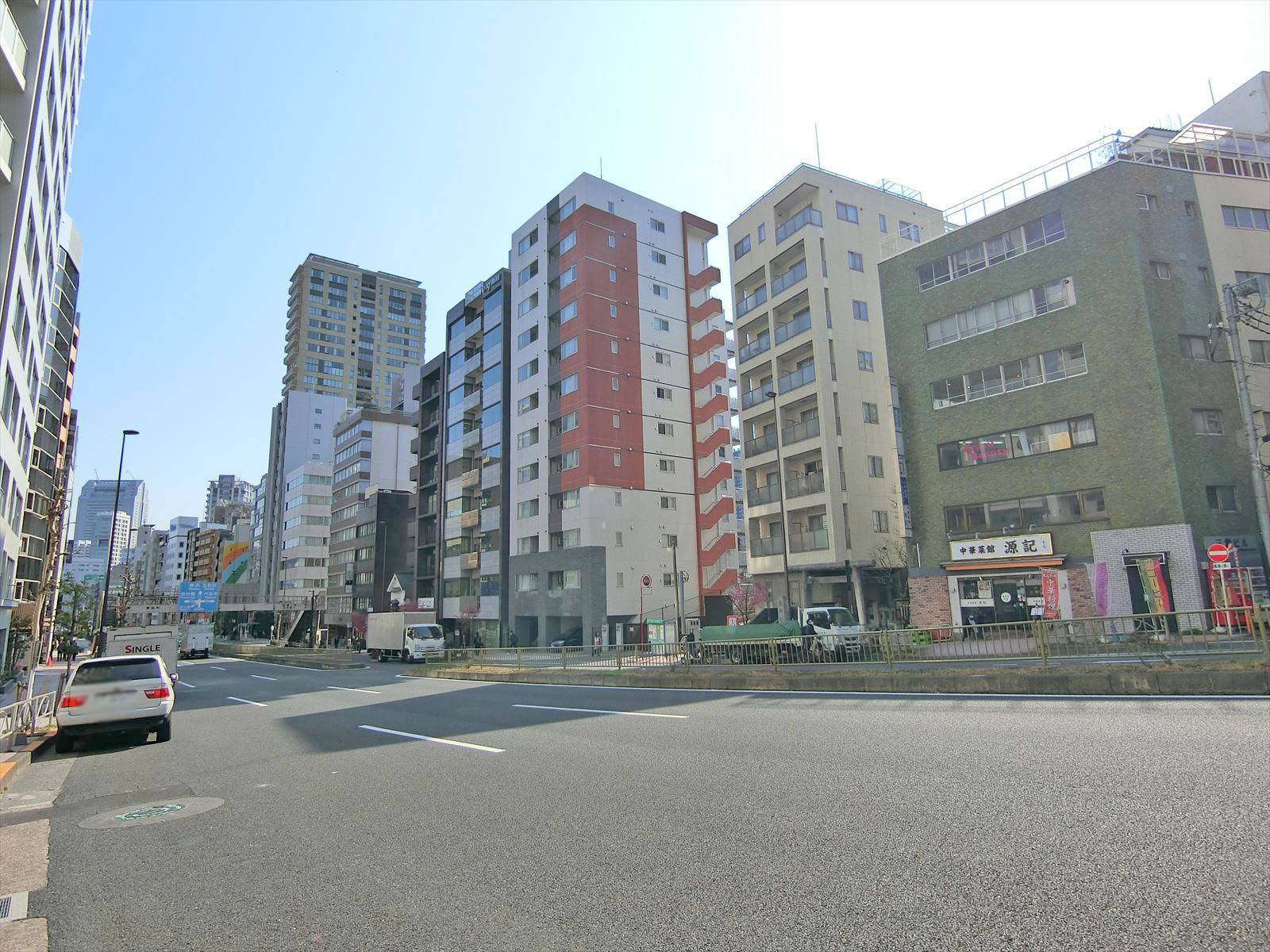 桜田通り沿いに立地