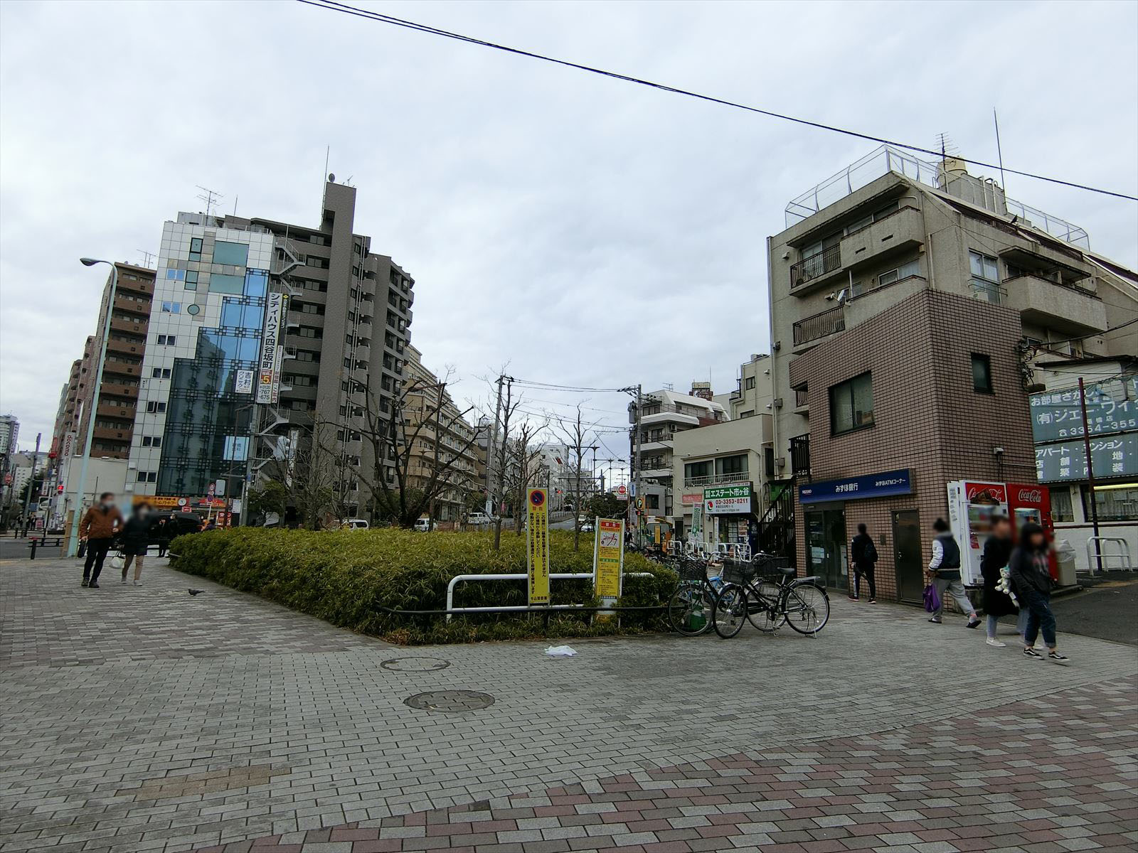 前面の靖国通り