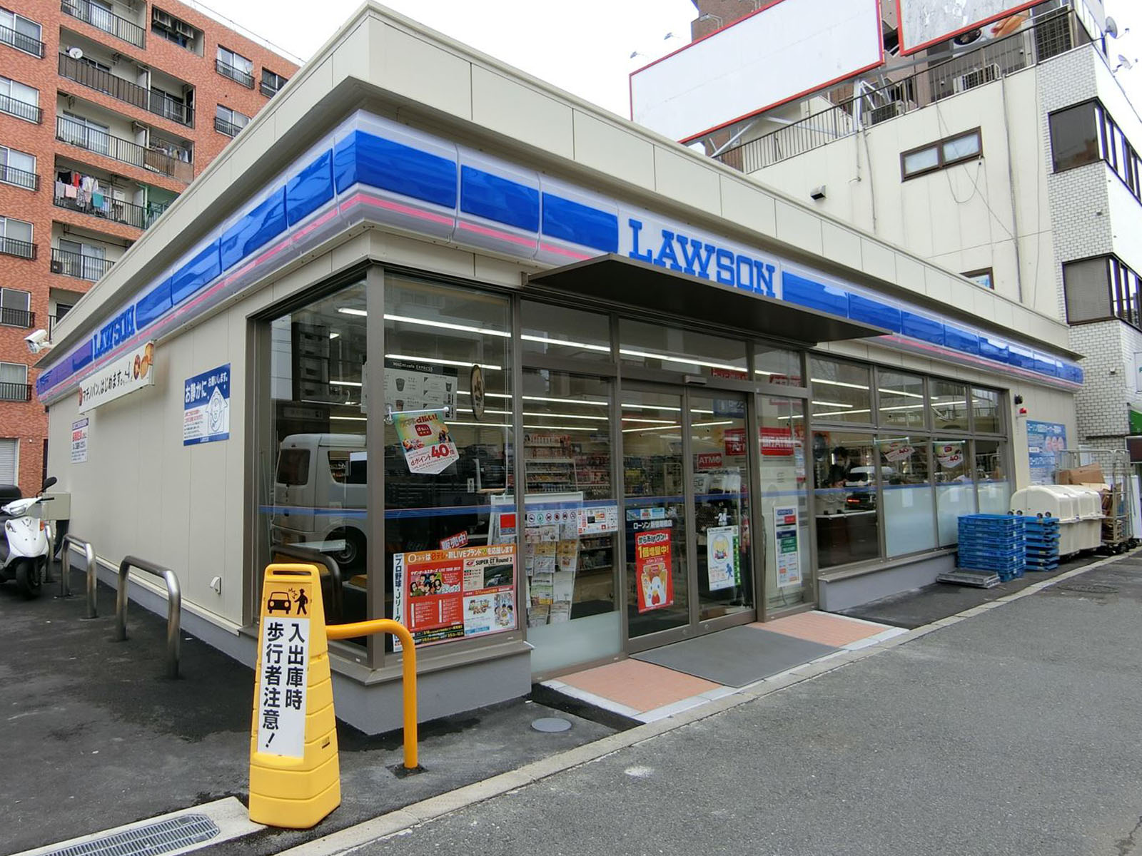 隣のローソン曙橋店
