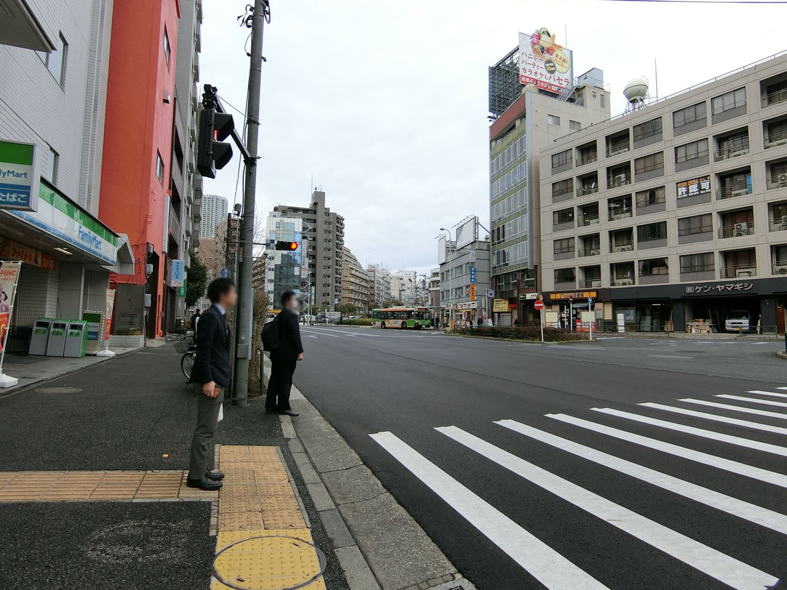 前面の靖国通り