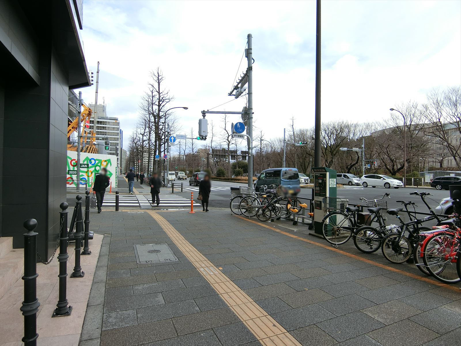 前面の外堀通り