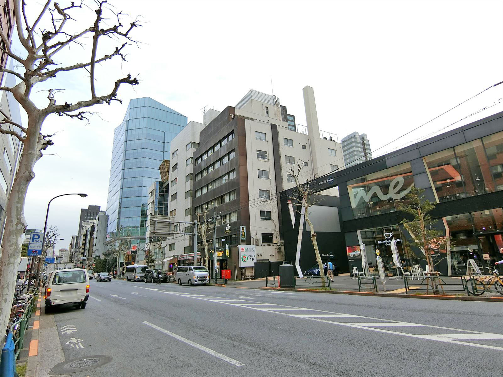 外苑東通り沿いに立地