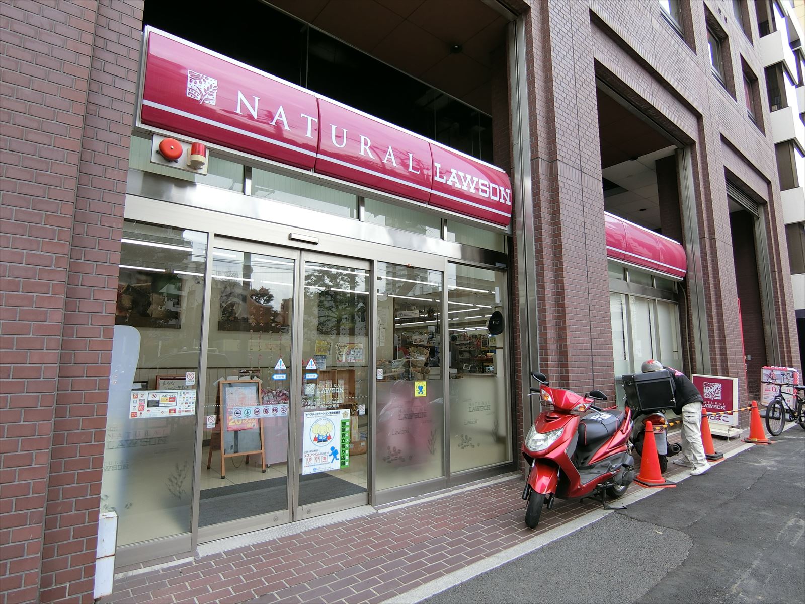 徒歩1分のナチュラルローソン乃木坂店