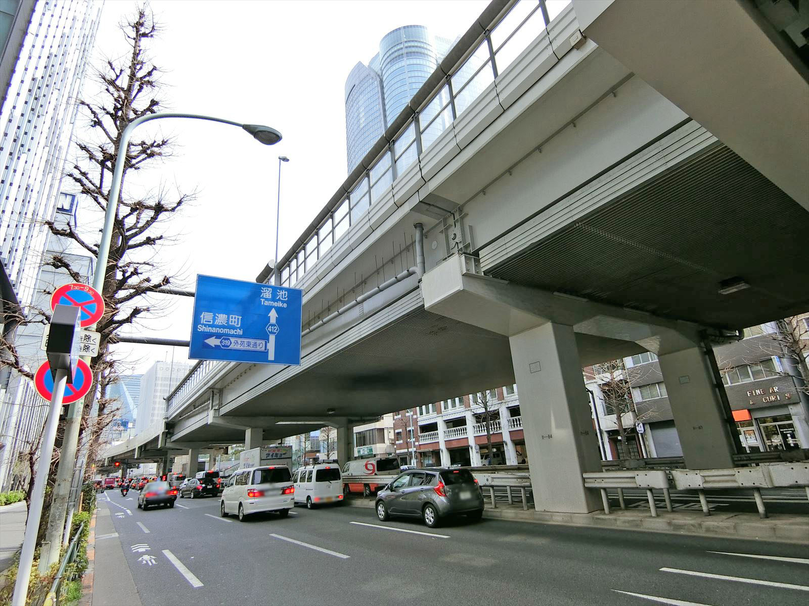 六本木通り沿いに立地