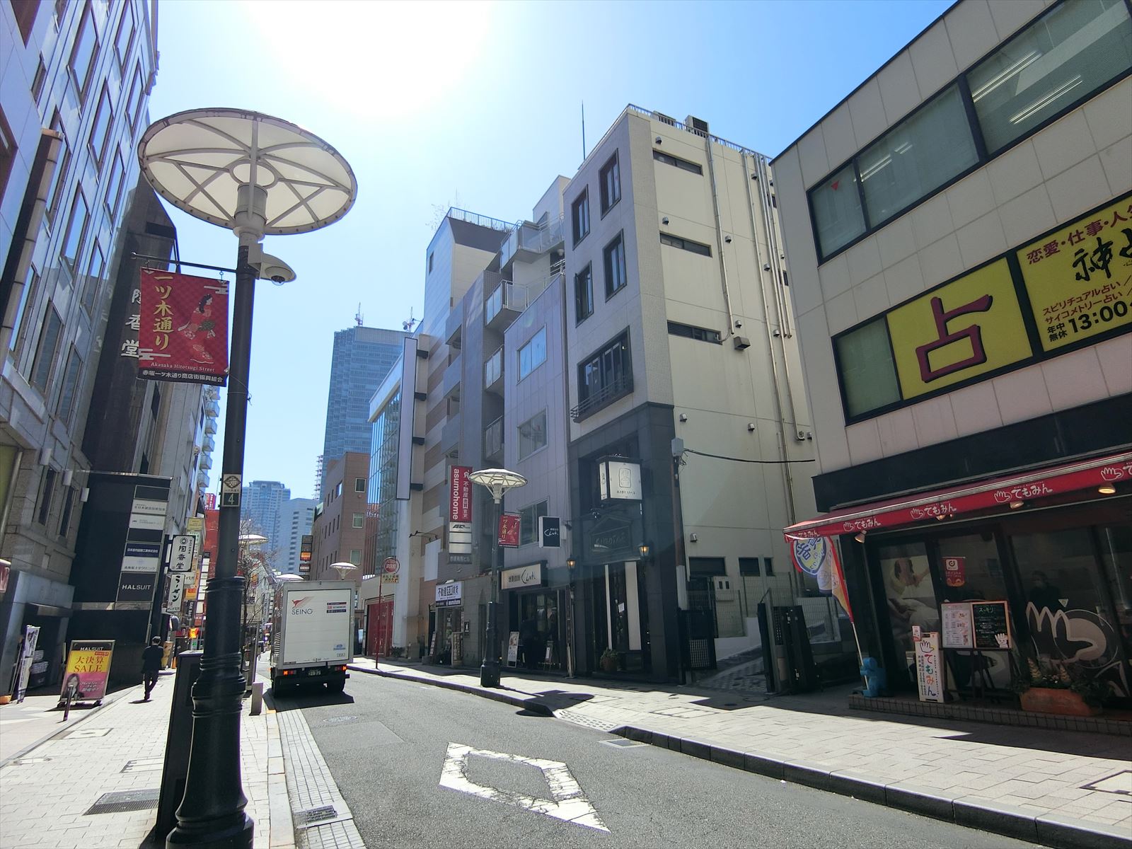 周辺はオフィスや店舗が多いエリア