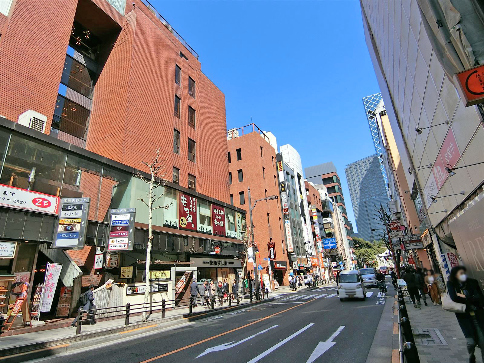 周辺はオフィスや店舗が多いエリア