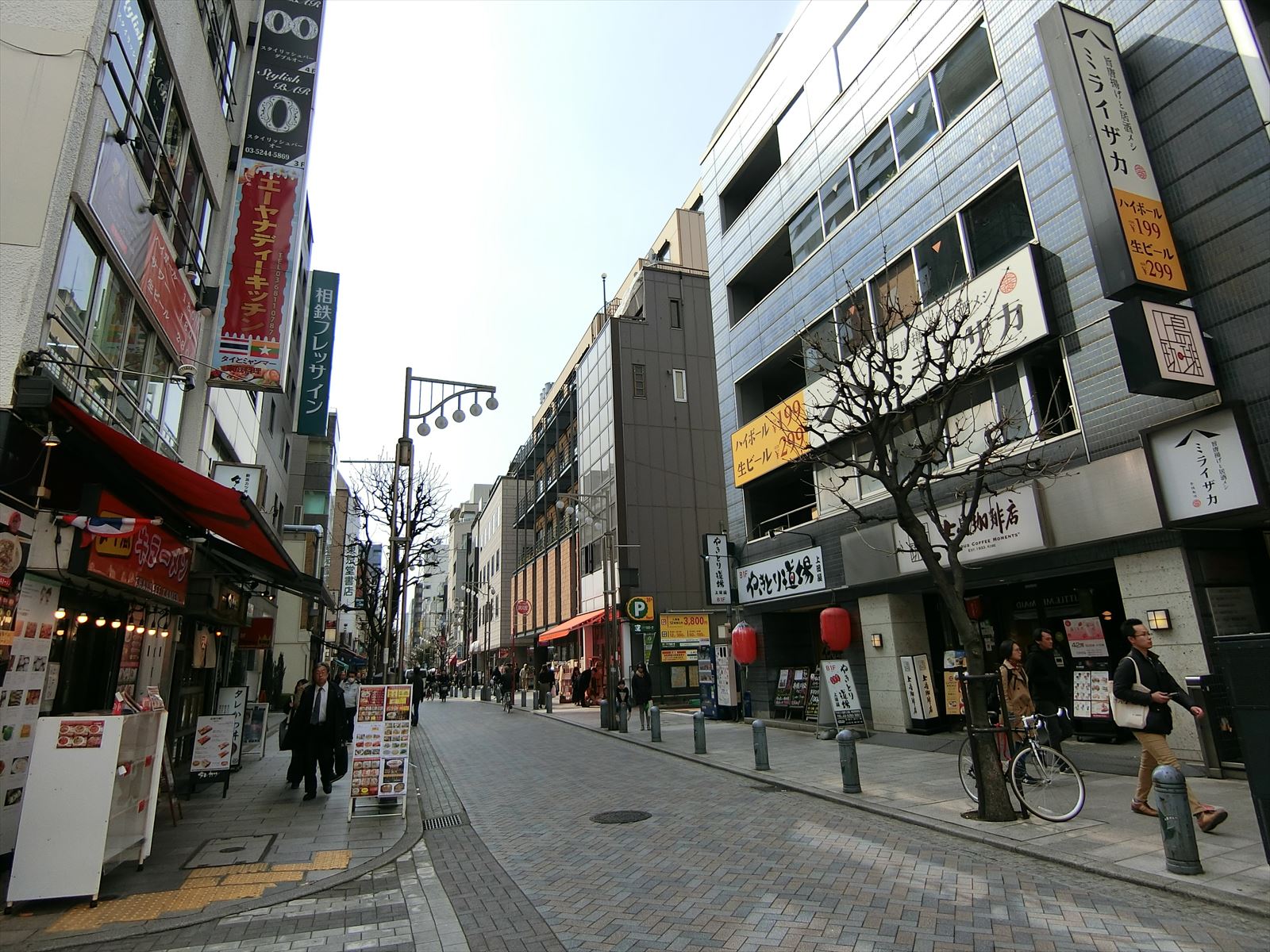 周辺は店舗が多いエリア