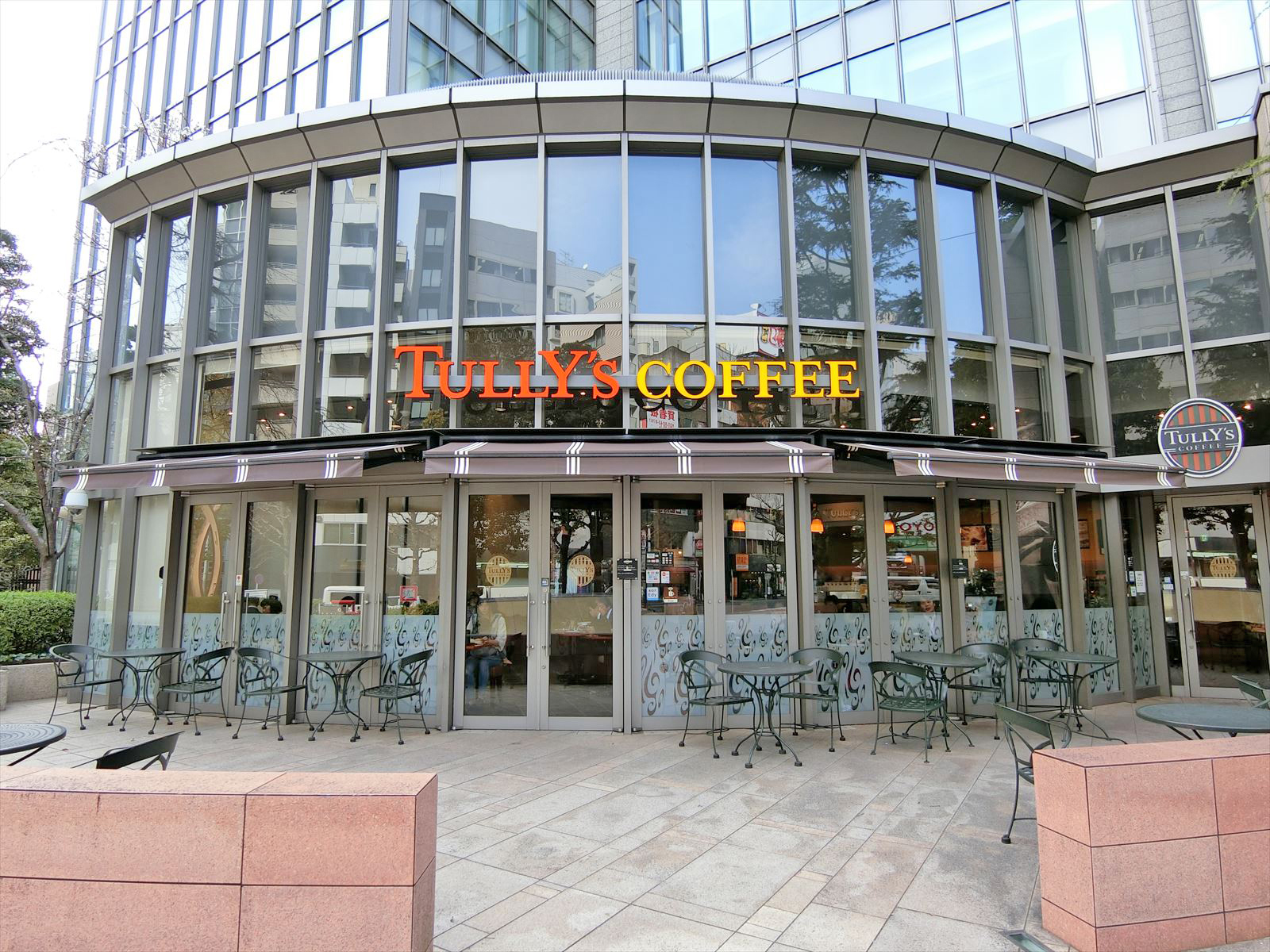 向かいの通りのタリーズコーヒー神保町三井ビルディング店