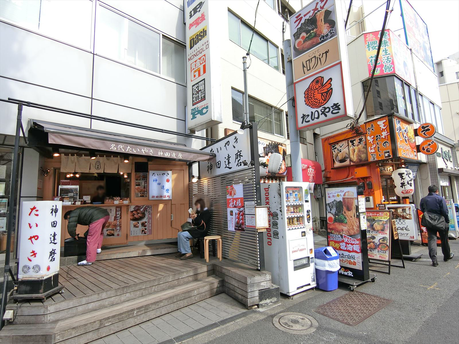 付近には飲食店が充実
