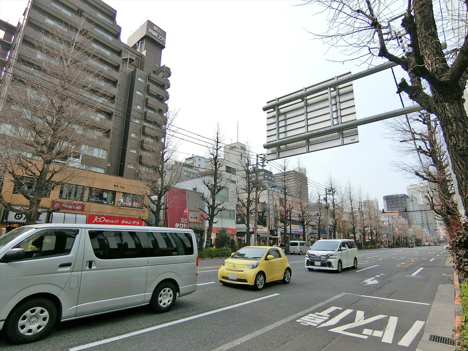 白山通り沿いに立地