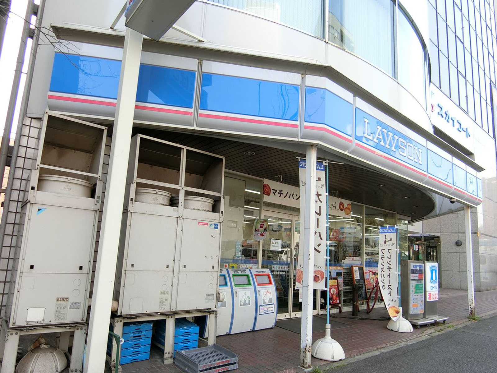 至近のローソン 新宿富久町店
