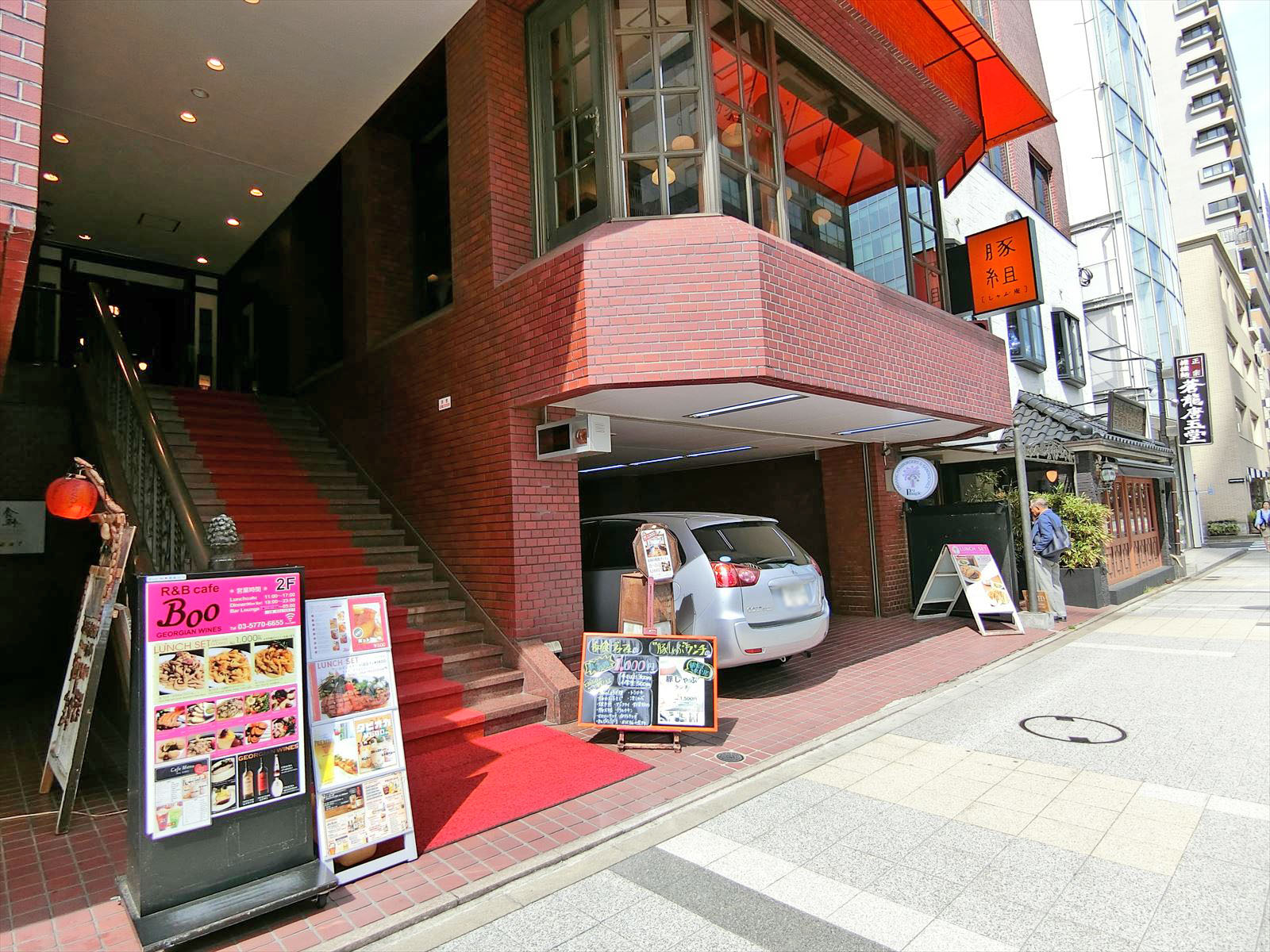 付近には飲食店が充実