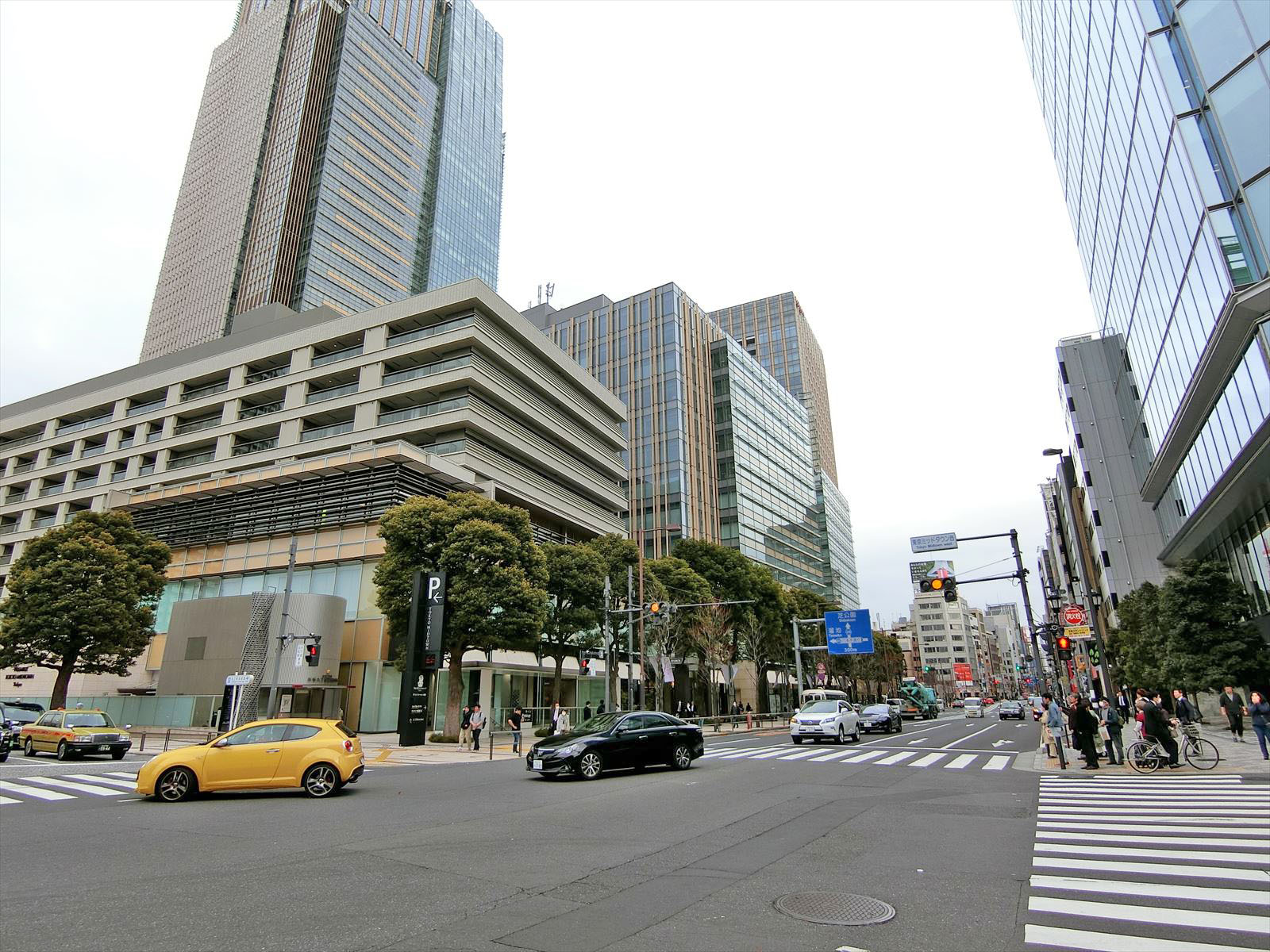 周辺はオフィスや店舗が多いエリア