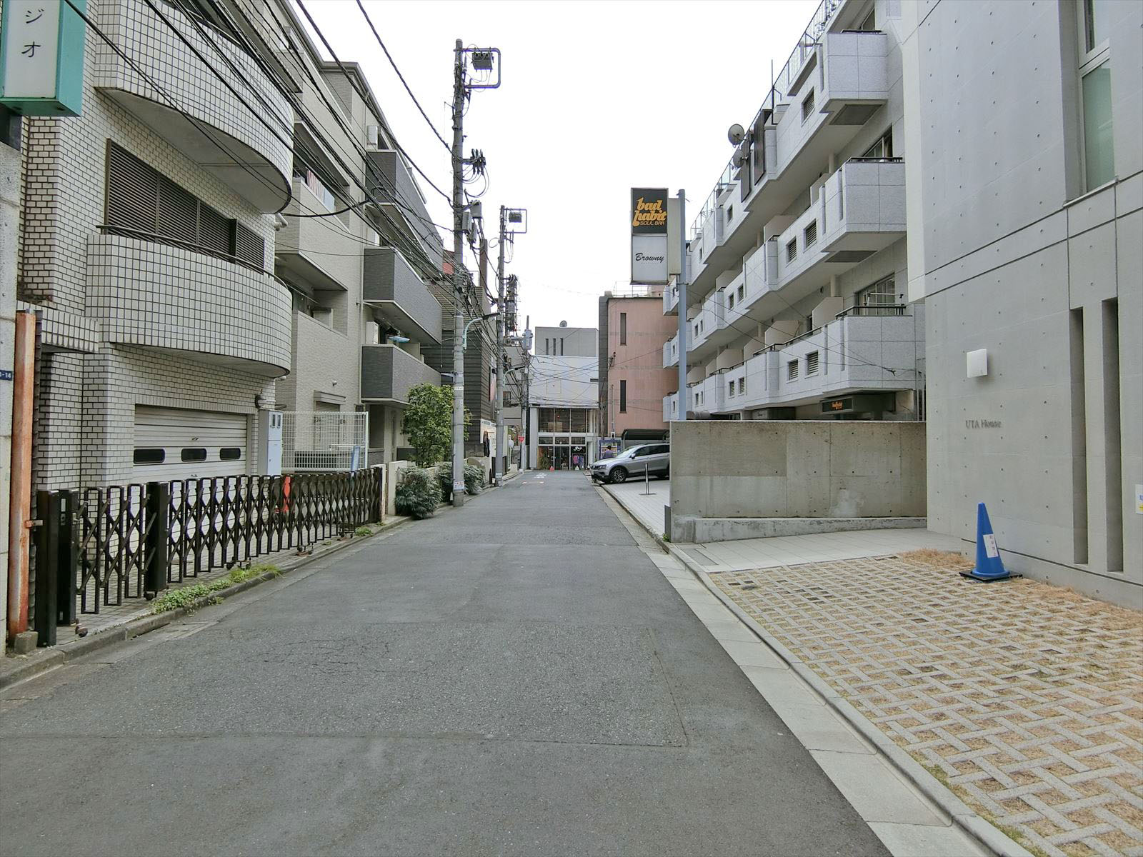 六本木インターナショナルアネックス前面の通り