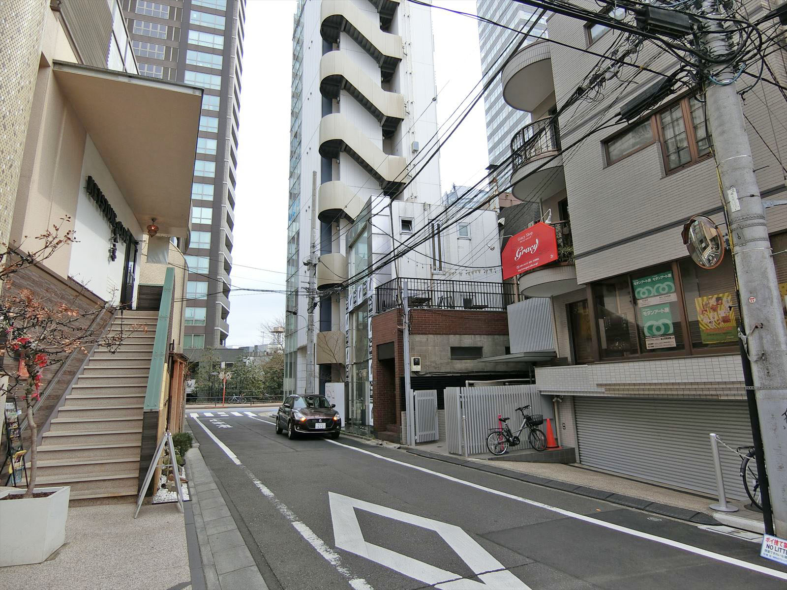 周辺は静かなエリア