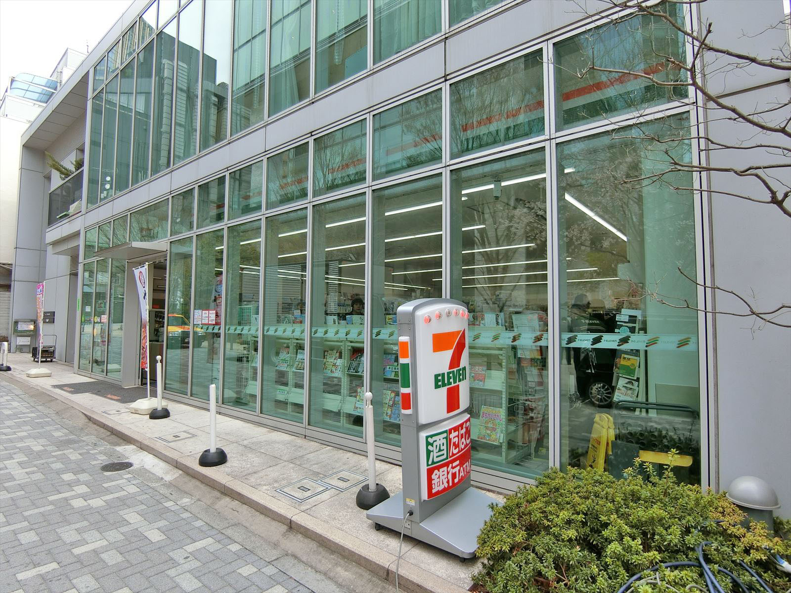 徒歩2分のセブンイレブン六本木七丁目店