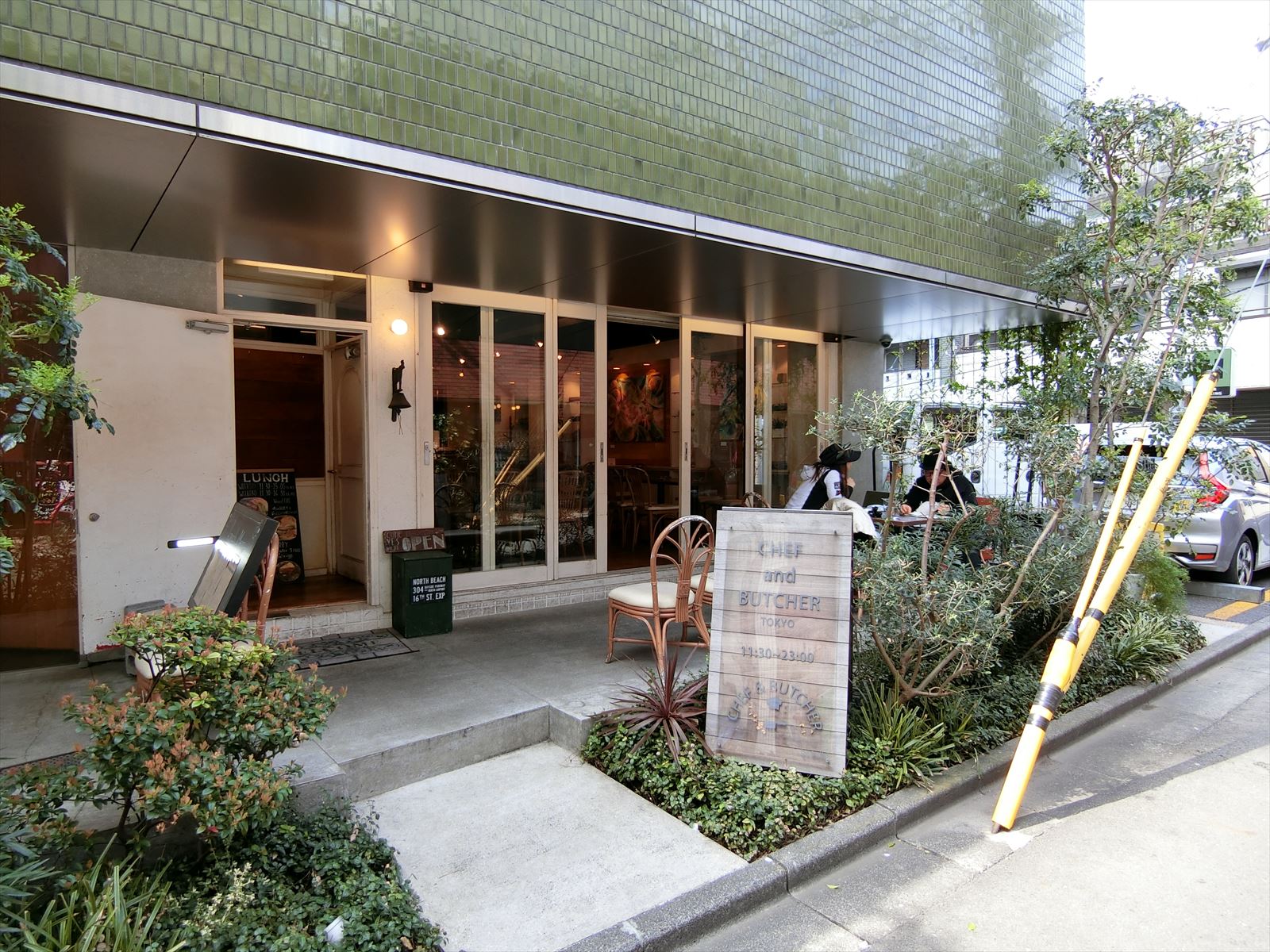 近くのカフェレストラン「シェフ＆ブッチャートウキョウ」